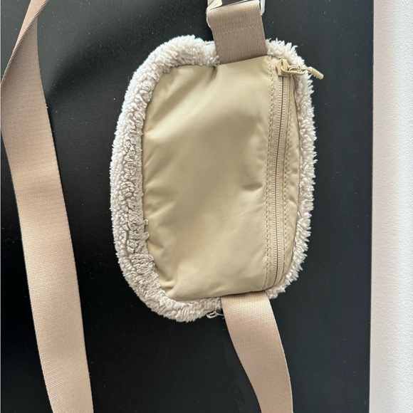 Everywhere belt bag 1L white/cream fleece design - Picture 4 of 5